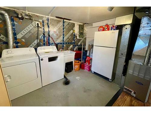 822 10 Street, Wainwright, AB - Indoor Photo Showing Laundry Room