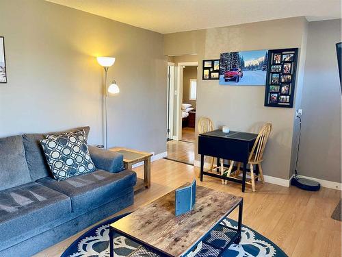 822 10 Street, Wainwright, AB - Indoor Photo Showing Living Room