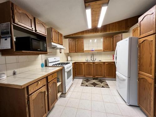 440027 Rng Rd 50A, Rural Wainwright No. 61, M.D. Of, AB - Indoor Photo Showing Kitchen With Double Sink