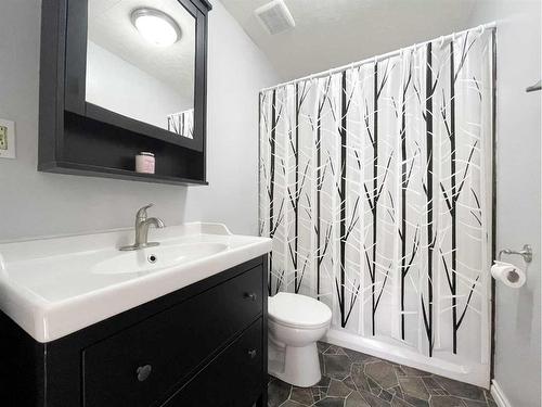 1107 2 Avenue, Wainwright, AB - Indoor Photo Showing Bathroom