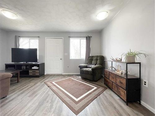 1107 2 Avenue, Wainwright, AB - Indoor Photo Showing Living Room