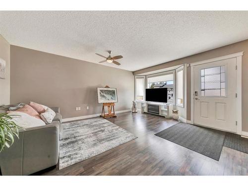5106 54 Street, Blackfoot, AB - Indoor Photo Showing Living Room