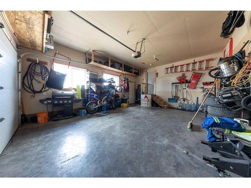 403 5 Street, Marwayne, AB - Indoor Photo Showing Garage