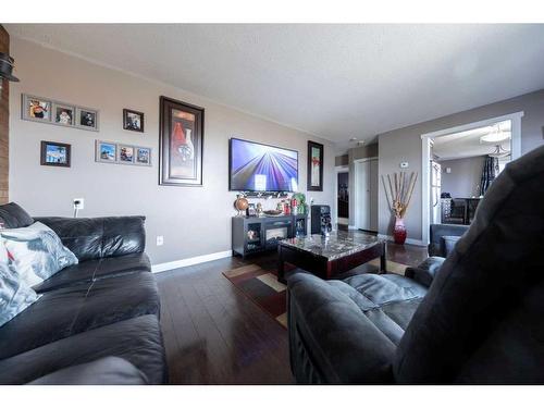 403 5 Street, Marwayne, AB - Indoor Photo Showing Living Room