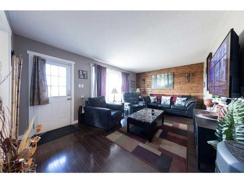 403 5 Street, Marwayne, AB - Indoor Photo Showing Living Room