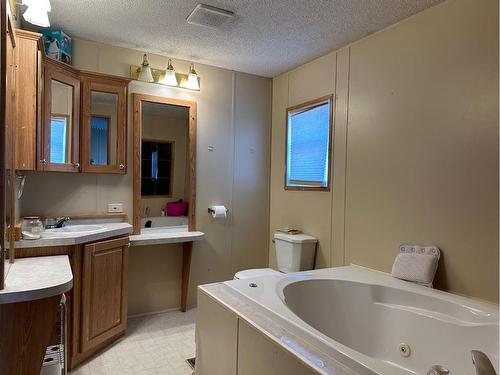 428 5 Street North, Marwayne, AB - Indoor Photo Showing Bathroom