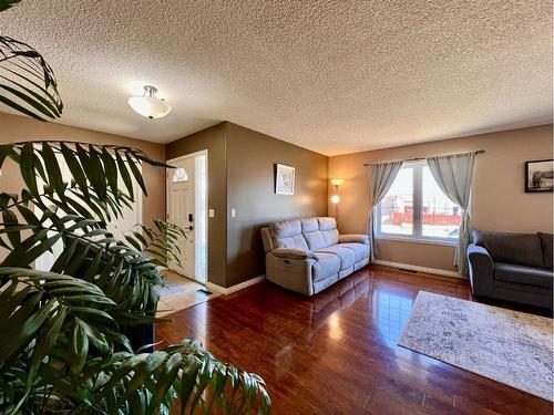 910 29 Street, Wainwright, AB - Indoor Photo Showing Living Room