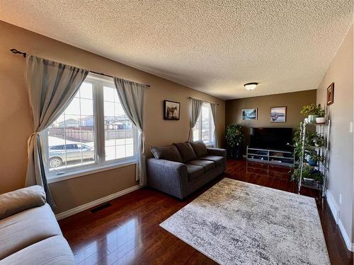 910 29 Street, Wainwright, AB - Indoor Photo Showing Living Room