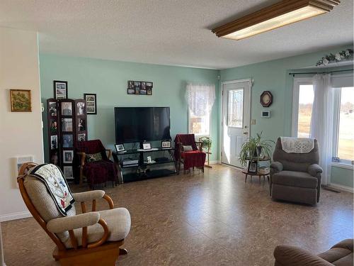 120 Railway Avenue, St. Walburg, SK - Indoor Photo Showing Living Room