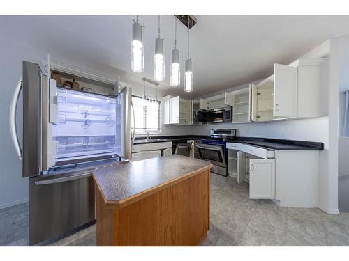 4813 18 Street, Lloydminster, SK - Indoor Photo Showing Kitchen With Double Sink