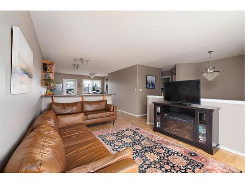 4420 26 Street, Lloydminster, AB - Indoor Photo Showing Living Room