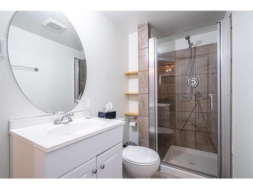 3907 70 Avenue, Lloydminster, AB - Indoor Photo Showing Bathroom
