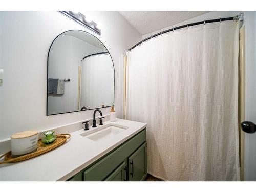 823 14 Street, Wainwright, AB - Indoor Photo Showing Bathroom
