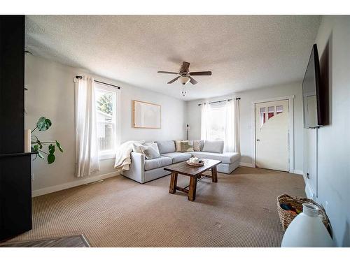 823 14 Street, Wainwright, AB - Indoor Photo Showing Living Room
