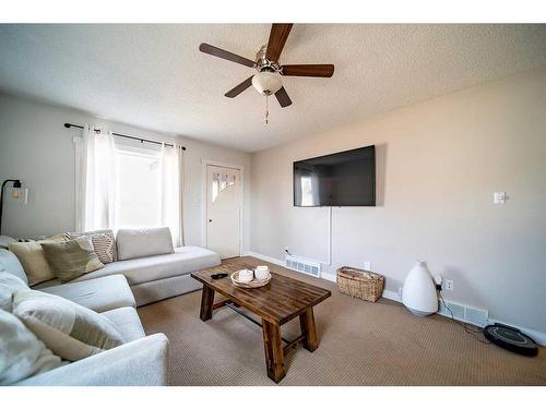 823 14 Street, Wainwright, AB - Indoor Photo Showing Living Room