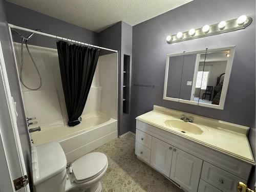 7 Selkirk Avenue, Hughenden, AB - Indoor Photo Showing Bathroom