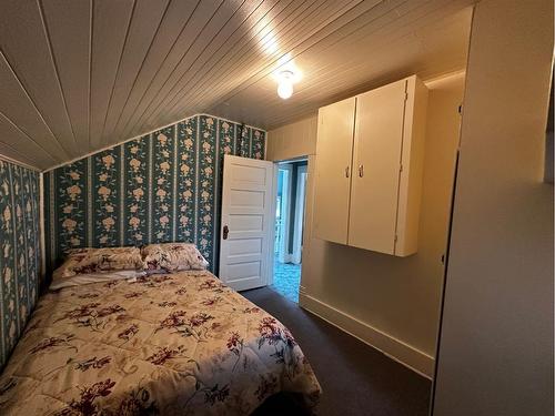 7 Selkirk Avenue, Hughenden, AB - Indoor Photo Showing Bedroom