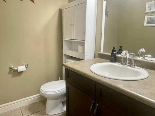 820 28 Street, Wainwright, AB - Indoor Photo Showing Bathroom