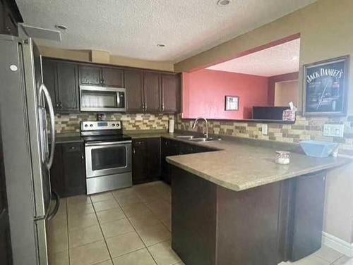 820 28 Street, Wainwright, AB - Indoor Photo Showing Kitchen With Double Sink