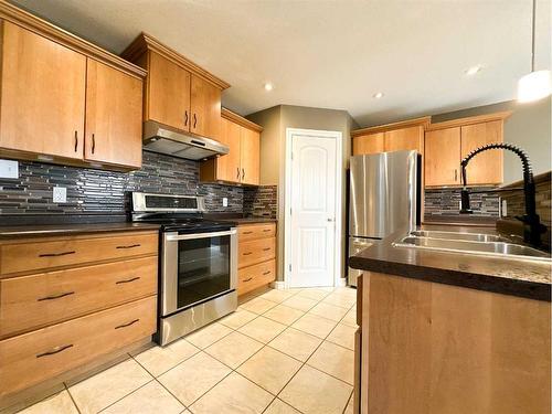 824 28 Street, Wainwright, AB - Indoor Photo Showing Kitchen With Double Sink