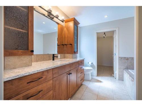 1615 54 Avenue Close, Lloydminster, AB - Indoor Photo Showing Bathroom