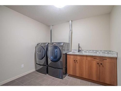 1615 54 Avenue Close, Lloydminster, AB - Indoor Photo Showing Laundry Room