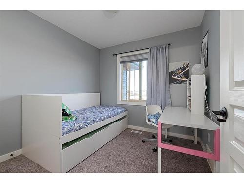 21-3390 72 Avenue, Lloydminster, AB - Indoor Photo Showing Bedroom