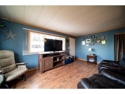509 2 Avenue Crescent, Wainwright, AB - Indoor Photo Showing Living Room