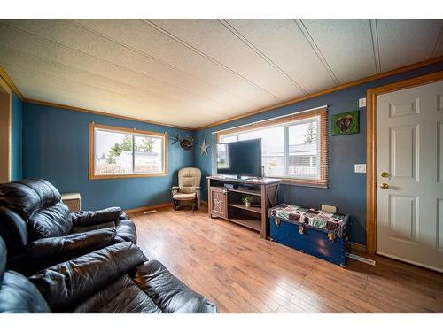 509 2 Avenue Crescent, Wainwright, AB - Indoor Photo Showing Living Room