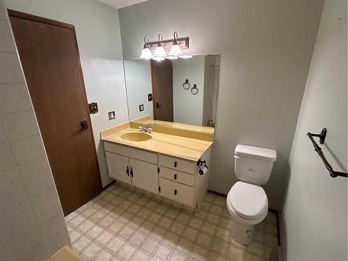 5212 58 Street, Vermilion, AB - Indoor Photo Showing Bathroom