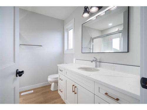 6011 17 Street, Lloydminster, AB - Indoor Photo Showing Bathroom