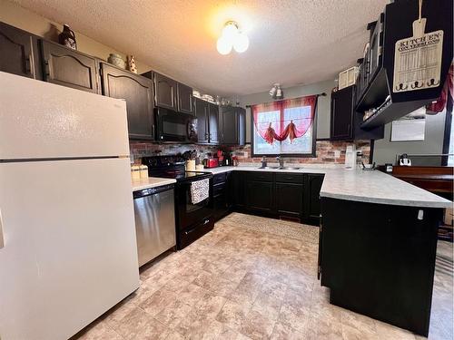 5212 54 Avenue, Edgerton, AB - Indoor Photo Showing Kitchen With Double Sink