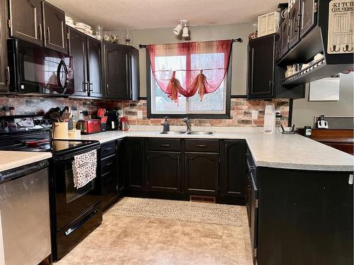 5212 54 Avenue, Edgerton, AB - Indoor Photo Showing Kitchen With Double Sink