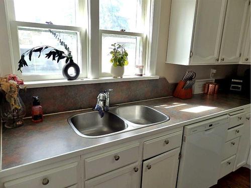 4819 53 Avenue, Vermilion, AB - Indoor Photo Showing Kitchen With Double Sink