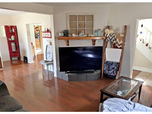 4823 53 Avenue, Vermilion, AB - Indoor Photo Showing Living Room