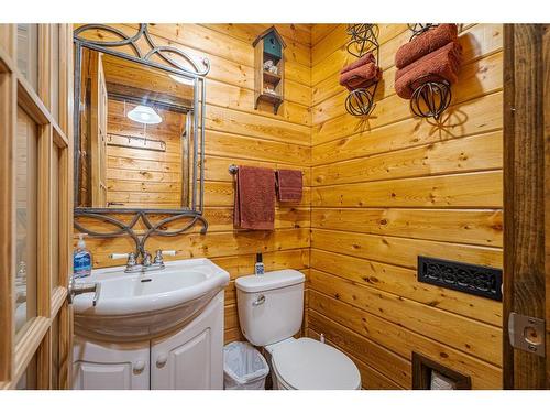 5210 48 Avenue, Kitscoty, AB - Indoor Photo Showing Bathroom