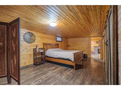 5210 48 Avenue, Kitscoty, AB - Indoor Photo Showing Bedroom