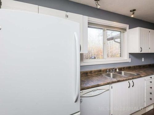 123 Ascot Drive, Rural Wainwright No. 61, M.D. Of, AB - Indoor Photo Showing Kitchen With Double Sink