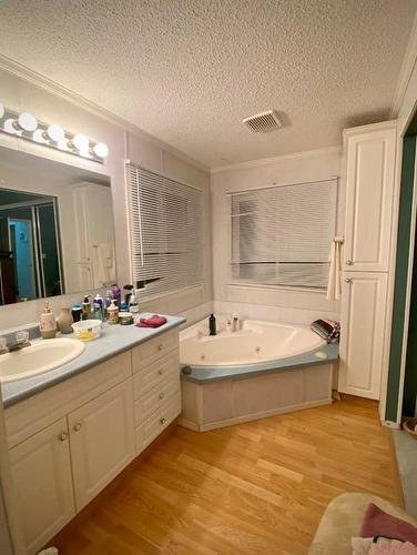 4818 4 Avenue North, Chauvin, AB - Indoor Photo Showing Bathroom