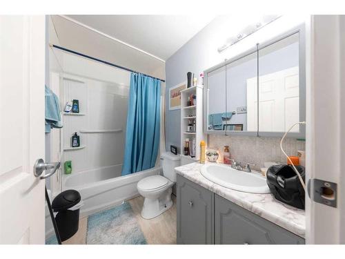 206 3 Avenue North, Marwayne, AB - Indoor Photo Showing Bathroom