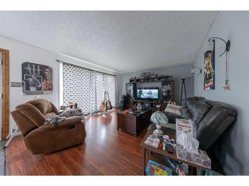 206 3 Avenue North, Marwayne, AB - Indoor Photo Showing Living Room