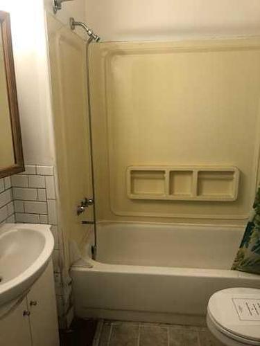4827 42 Street, Lloydminster, SK - Indoor Photo Showing Bathroom