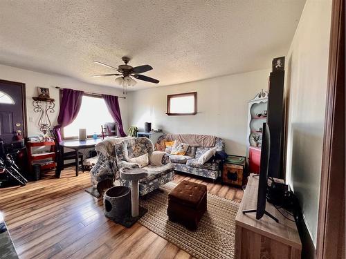 5104 51 Street, Edgerton, AB - Indoor Photo Showing Living Room