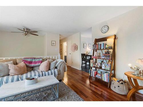 5405 27 Street, Lloydminster, AB - Indoor Photo Showing Living Room