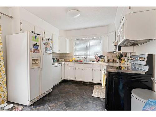 5405 27 Street, Lloydminster, AB - Indoor Photo Showing Kitchen