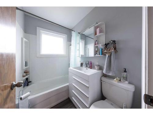 5319 46 Street, Lloydminster, AB - Indoor Photo Showing Bathroom