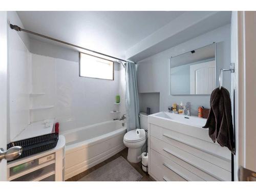5319 46 Street, Lloydminster, AB - Indoor Photo Showing Bathroom