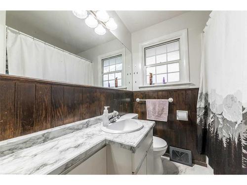 5407 45 Street, Lloydminster, AB - Indoor Photo Showing Bathroom