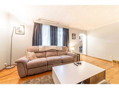5407 45 Street, Lloydminster, AB - Indoor Photo Showing Living Room