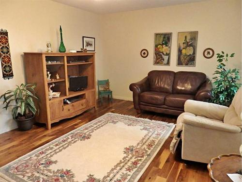 4809 Riverside Drive, Vermilion, AB - Indoor Photo Showing Living Room